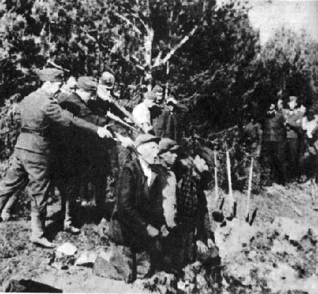 Trois hommes agenouill�s. Derri�re eux, quatre soldats allemands visent leur nuque. Trois pelles sur le c�t� et un soldat qui regarde.